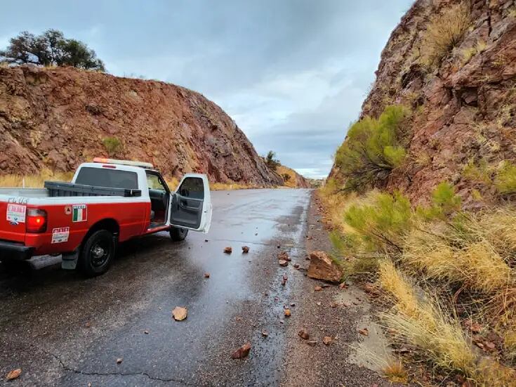 Provocan las lluvias desprendimientos pétreos de cerros en Periférico Oriente, en Nogales