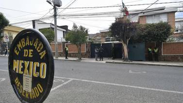 Bolivia vigila embajada mexicana con drones, denuncian