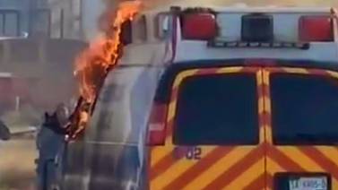 VIDEO: Matan a paramédicos voluntarios e incendian ambulancia en Guanajuato