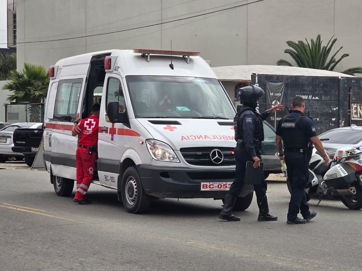La mujer lesionado fue trasladada en ambulancia de la Cruz Roja a un hospital para su atención médica.