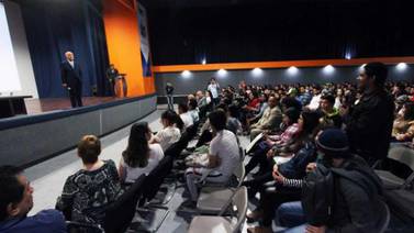 Pedro Ferriz de Con ofrece conferencia a comunidad estudiantil de UDCI