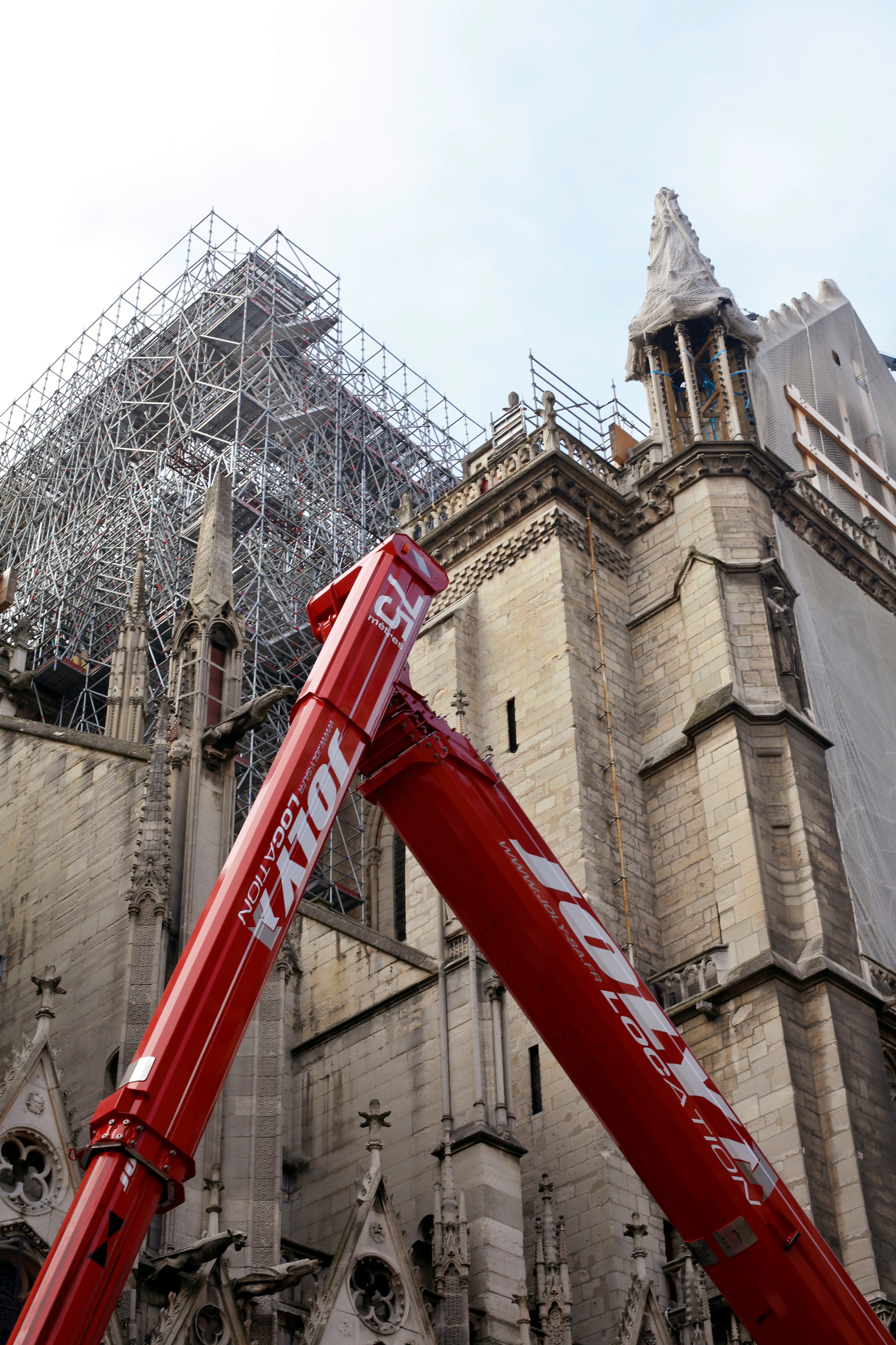 La catedral de Notre Dame durante obras de restauración en París, el martes 3 de diciembre de 2019. (AP Foto/Thibault Camus)