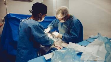 Paciente despierta durante cirugía; Empresa sin experiencia médica deja sin anestesia al IMSS