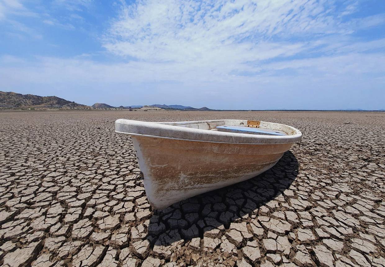 Fotografía de archivo fechada el 22 de junio de 2022 de una lancha varada en una área seca de la presa Abelardo L. Rodríguez, en Hermosillo, estado de Sonora (México). EFE/ Daniel Sánchez