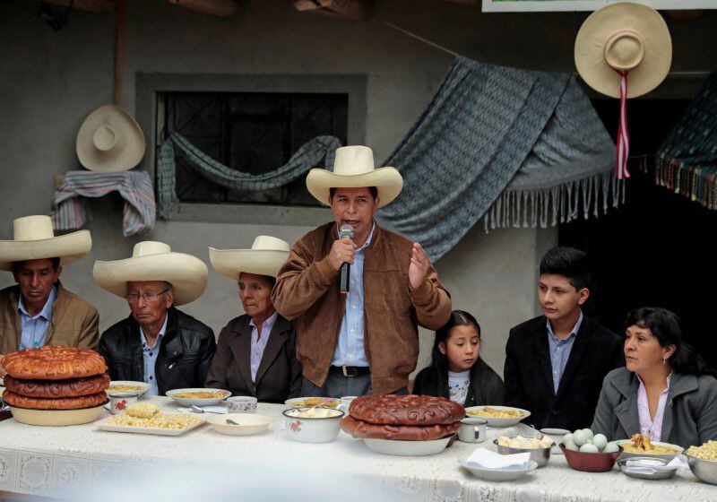 FOTO DE ARCHIVO: El candidato presidencial de Perú Pedro Castillo se dirige a los medios durante un desayuno con miembros de su familia antes de votar, en Chugur, 6 de junio del 2021.  REUTERS/Alessandro Cinque/File Photo