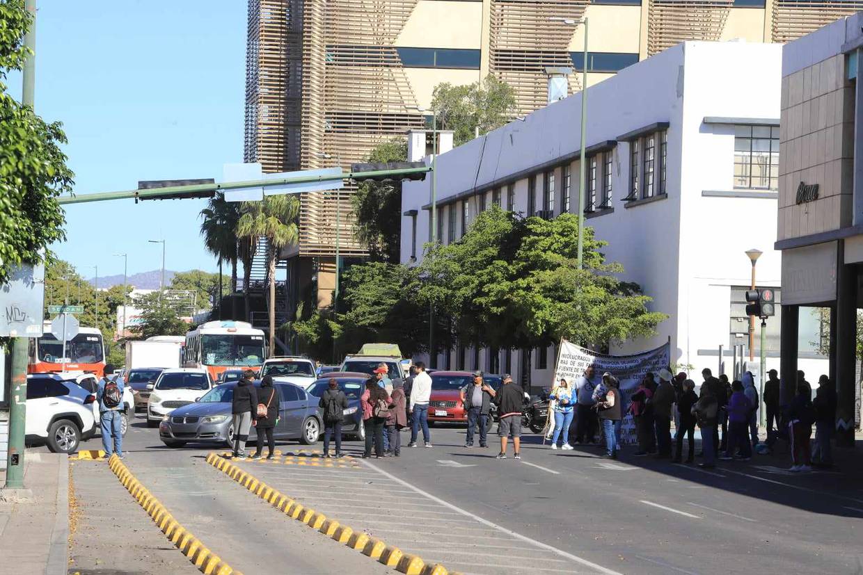 Concesionarios de transporte público bloquean tránsito en avenida Rosales en Hermosillo.