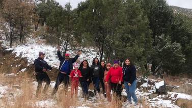 Residentes disfrutan la nevada en Cananea, Sonora