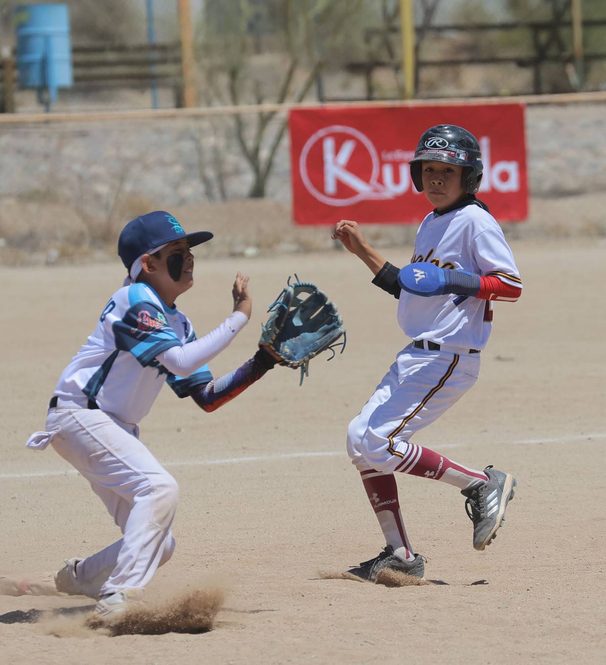 Hyker Valdez intenta sacar a un jugador sinaloense en segunda base | FOTO Kevin González
