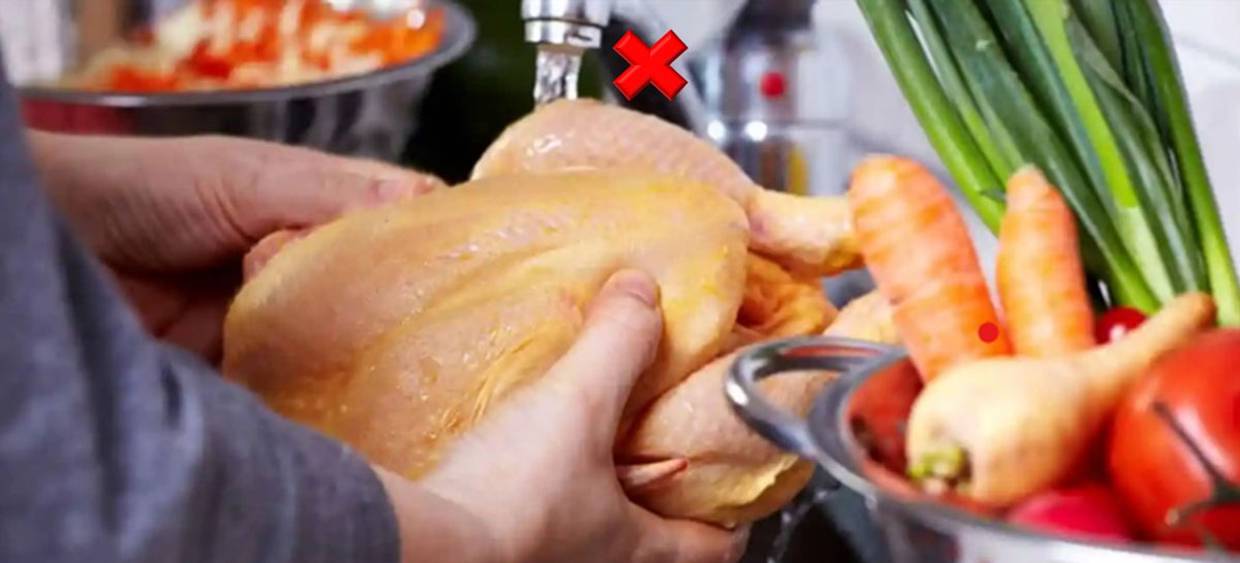 Lavar el pollo crudo antes de cocinarlo podría generar que las bacterias que se encuentran en la carne se puedan propagar a otros utensilios o superficies de la cocina.