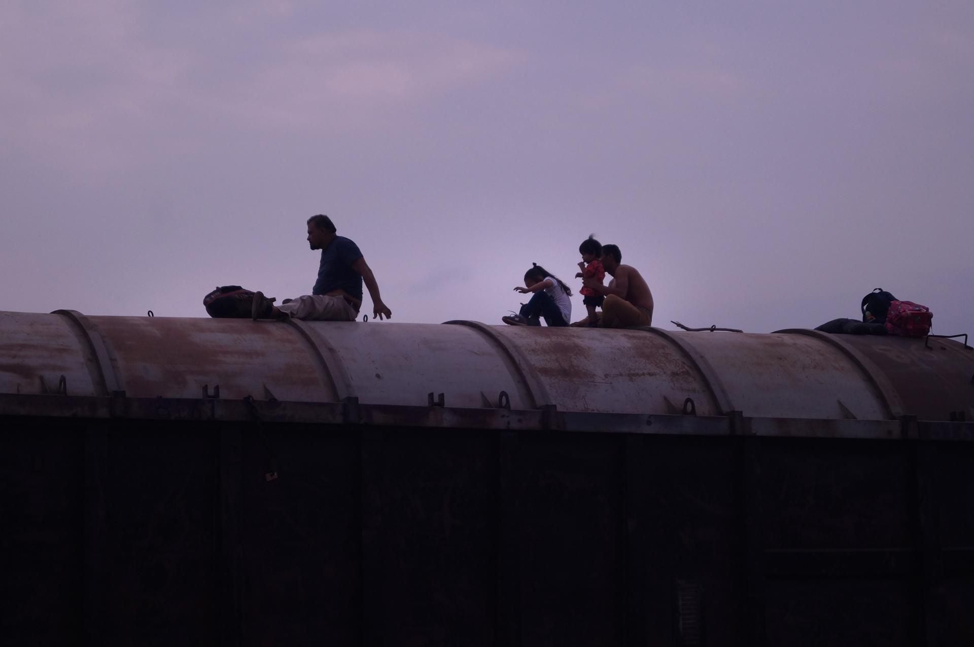 Migrantes centroamericanos descansan sobre las góndolas de un tren de carga. Imagen de archivo. EFE/Carlos López
