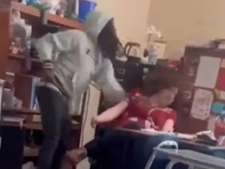 VIDEO: Alumno bofetea a maestra frente a sus compañeros 