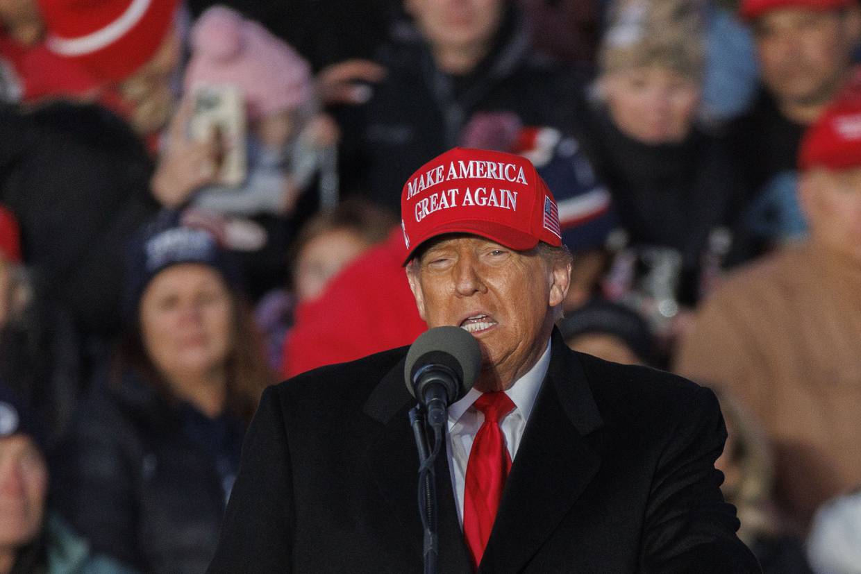 Schnecksville (United States), 13/04/2024.- Former US President Donald Trump speaks during a rally in Schnecksville, Pennsylvania, USA, 13 April 2024. Trump returned to the swing state of Pennsylvania days before the state's primary election and before he is due in criminal court in New York. (Elecciones, Nueva York) EFE/EPA/SARAH YENESEL