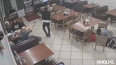 VIDEO: Cliente mata a hombre que entró a asaltar taquería en Houston