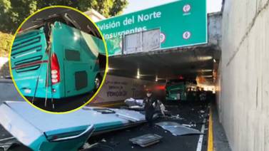 Varios heridos deja accidente de autobús de pasajeros de doble piso que intentó pasar por un bajo puente donde no cabía (VIDEO)