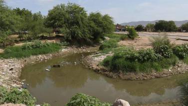 Desbordan basura canales y arroyos de Hermosillo