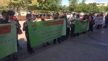 Maestros jubilados se manifiestan frente al Palacio de Gobierno para exigir el pago de prestaciones