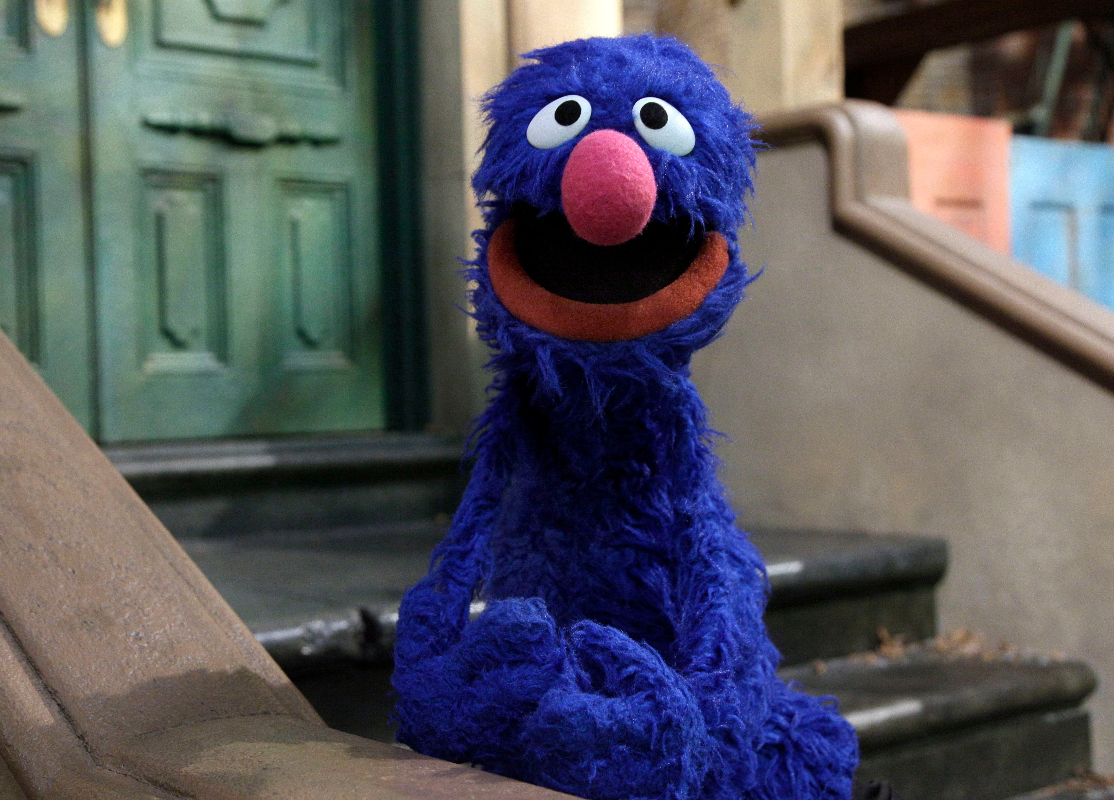 En esta foto del 11 de abril del 2011, Grover en el plató de "Sesame Street", en Nueva York. El popular programa infantil de la TV celebra su 50mo aniversario. (AP Foto/Richard Drew, Archivo)