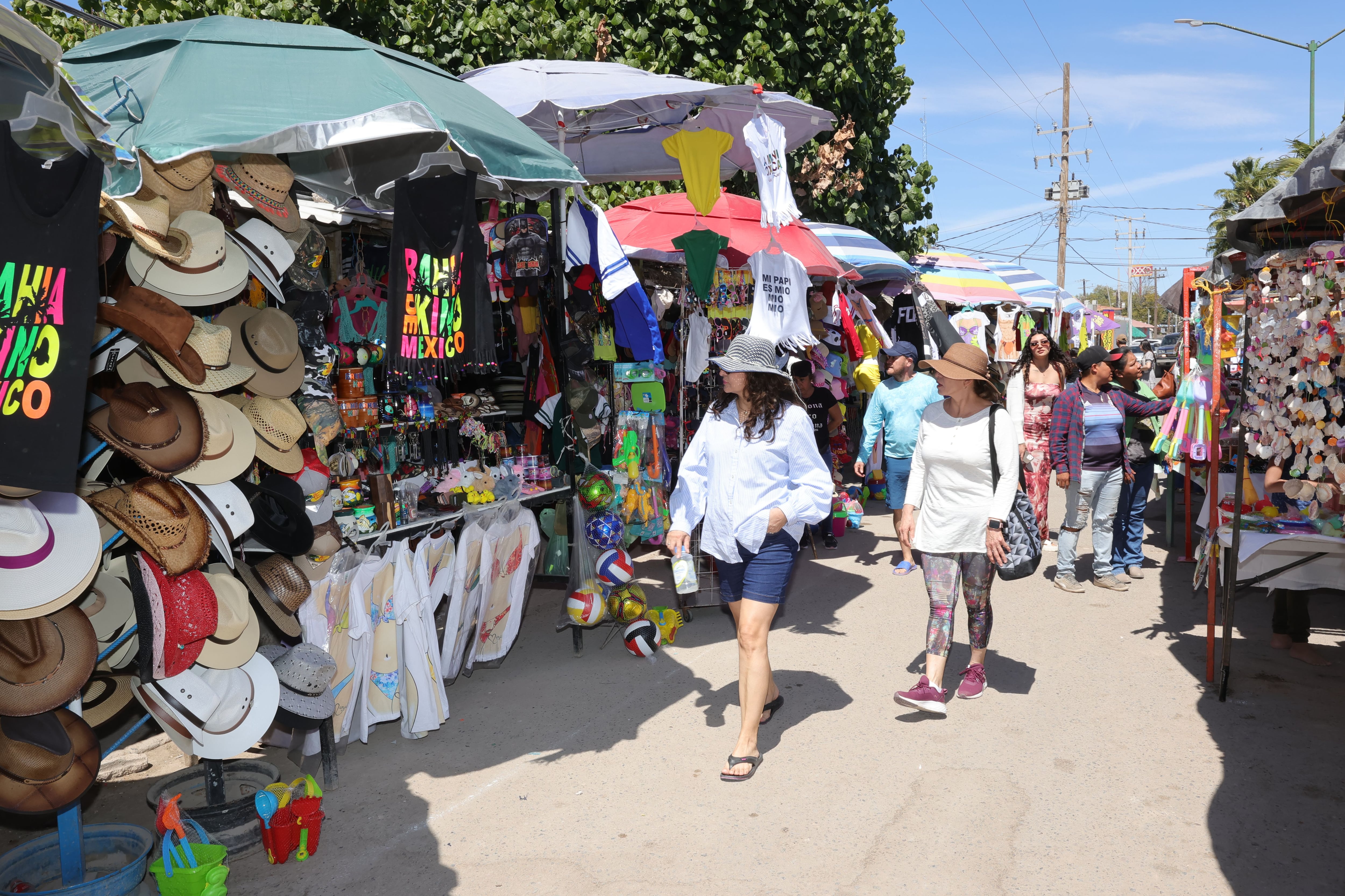 Vendedores en Kino Pueblo ofrecen su mercancía sobre el bulevar Eusebio Kino, ya que el muelle continúa en construcción.