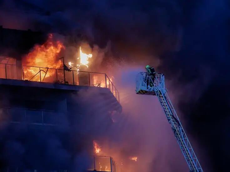 Incendio arrasa con edificio de viviendas en Valencia de 14 pisos; intentan rescatar a vecinos atrapados
