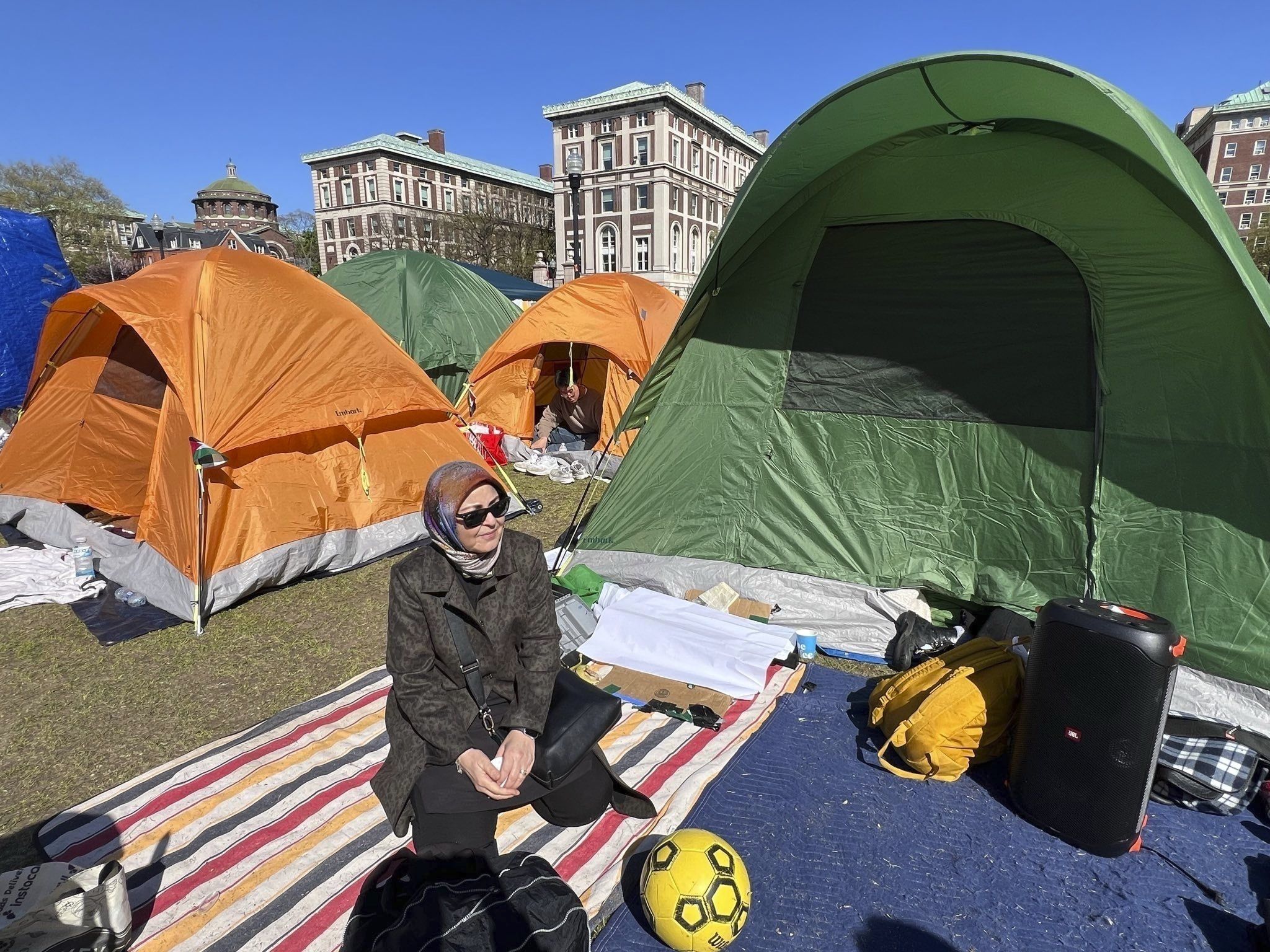 Nahla Al-Arian visita el campamento de protesta propalestino en el campus de la Universidad de Columbia, el jueves 25 de abril de 2024, en Nueva York. (Laila Al-Arian vía AP)
