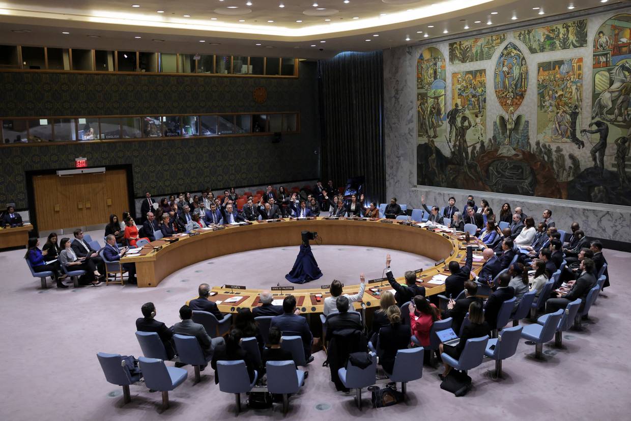 Miembros del Consejo de Seguridad de las Naciones Unidas votan una resolución sobre Gaza que exige un alto el fuego inmediato durante el mes de Ramadán que conduzca a un alto el fuego permanente y sostenible, así como la liberación inmediata e incondicional de todos los rehenes, en la sede de la ONU en Nueva York, Estados Unidos. 25 de marzo de 2024. REUTERS/Andrew Kelly