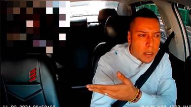 Captan a mujer amenazando a taxista con “acusarlo de acoso” por manejar lento