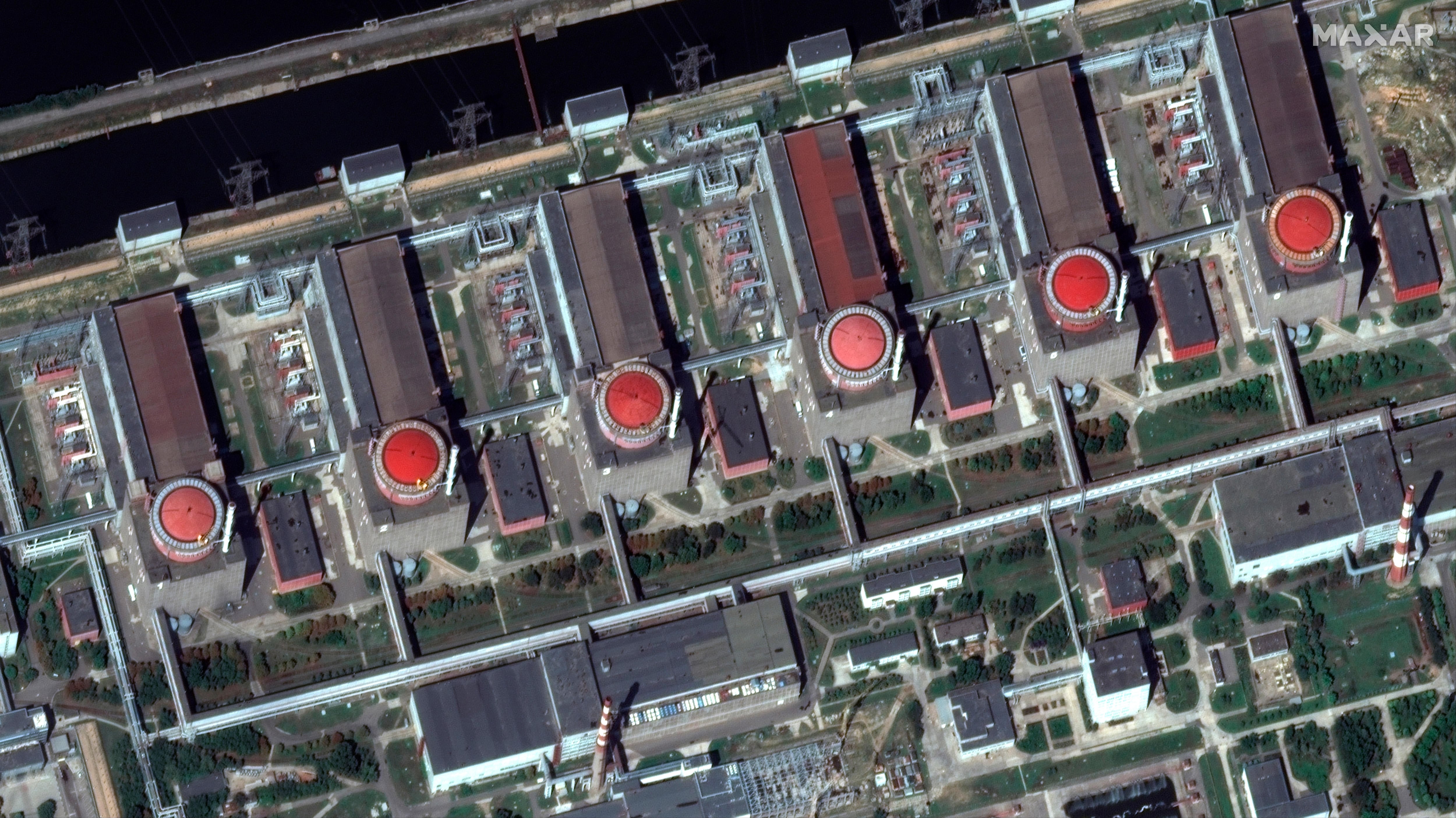 Esta imagen satelital proporcionada por Maxar Technologies muestra los seis reactores de la planta nuclear de Zaporiyia el viernes 19 de agosto de 2022, en territorio ucraniano ocupado por Rusia. (Imágen satelital ©2022 Maxar Technologies vía AP)
