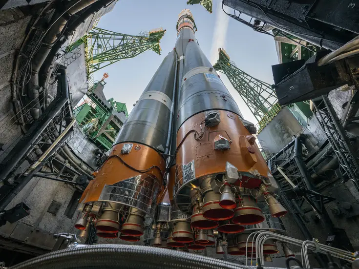 Rusia lanza su nave Soyuz con tres tripulantes a bordo 