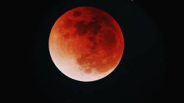 La razón de por qué la luna a veces se ve roja o anaranjada