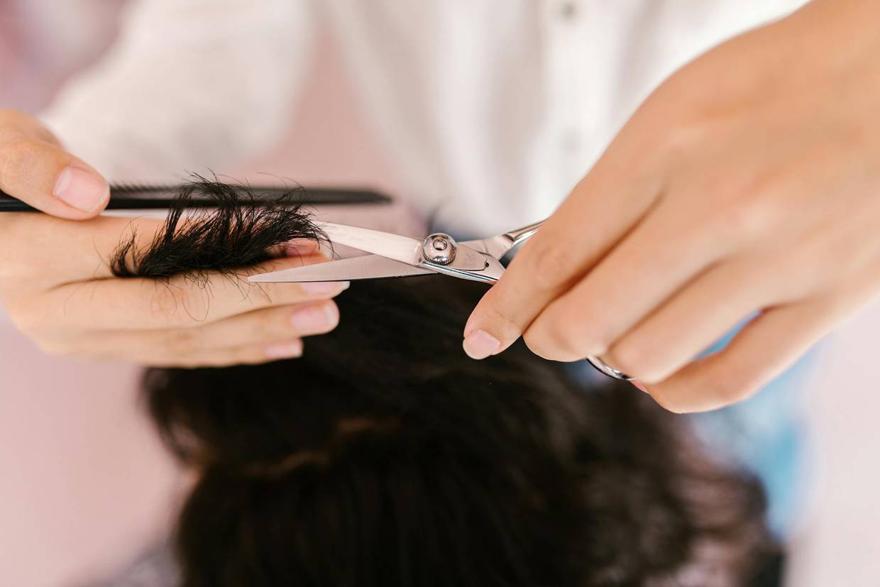 El corte de cabello ayuda a eliminar las puntas dañadas, sino que también estimula un crecimiento más fuerte y vigoroso.