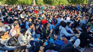 Llenan estudiantes plaza de la Unison para ver debut de México en el Mundial