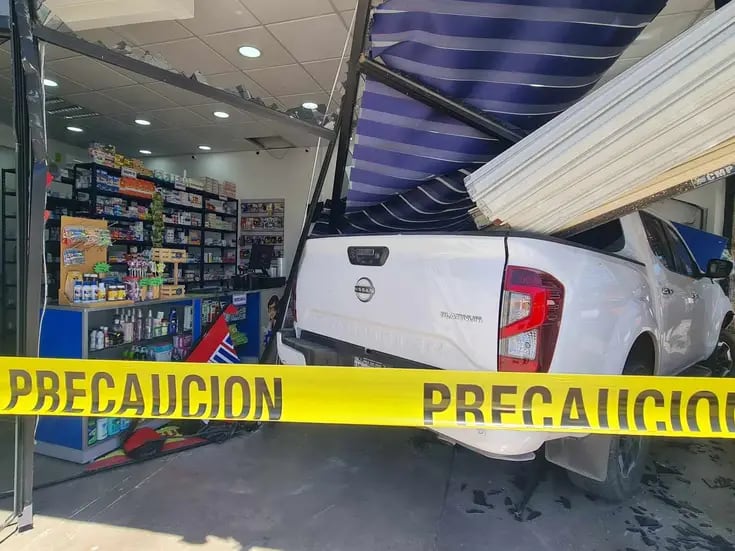 Camioneta se estrella y se mete a farmacia en Hermosillo