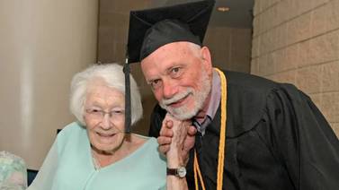 Hombre de 72 años se gradúa con honores de la Universidad y demuestra que nunca es tarde para cumplir nuestros sueños
