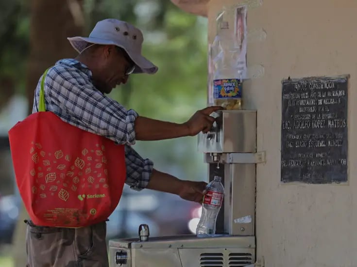 Da esperanza llegada de botellas de agua a personas en situación de calle en ‘El Parque del Mariachi’