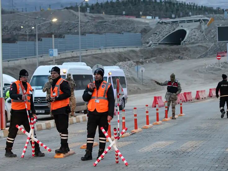 Turquía: Mineros quedan atrapados en mina de oro tras deslave; hay 4 detenidos por el accidente