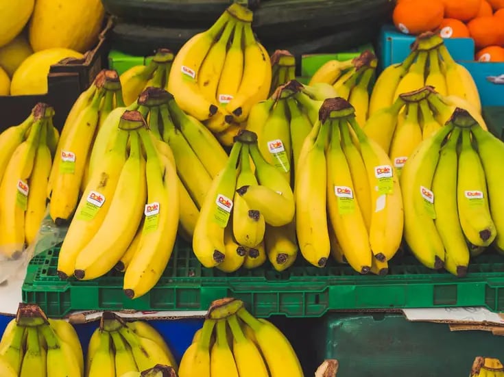 Descubre a quiénes se les recomienda evitar el consumo de plátanos