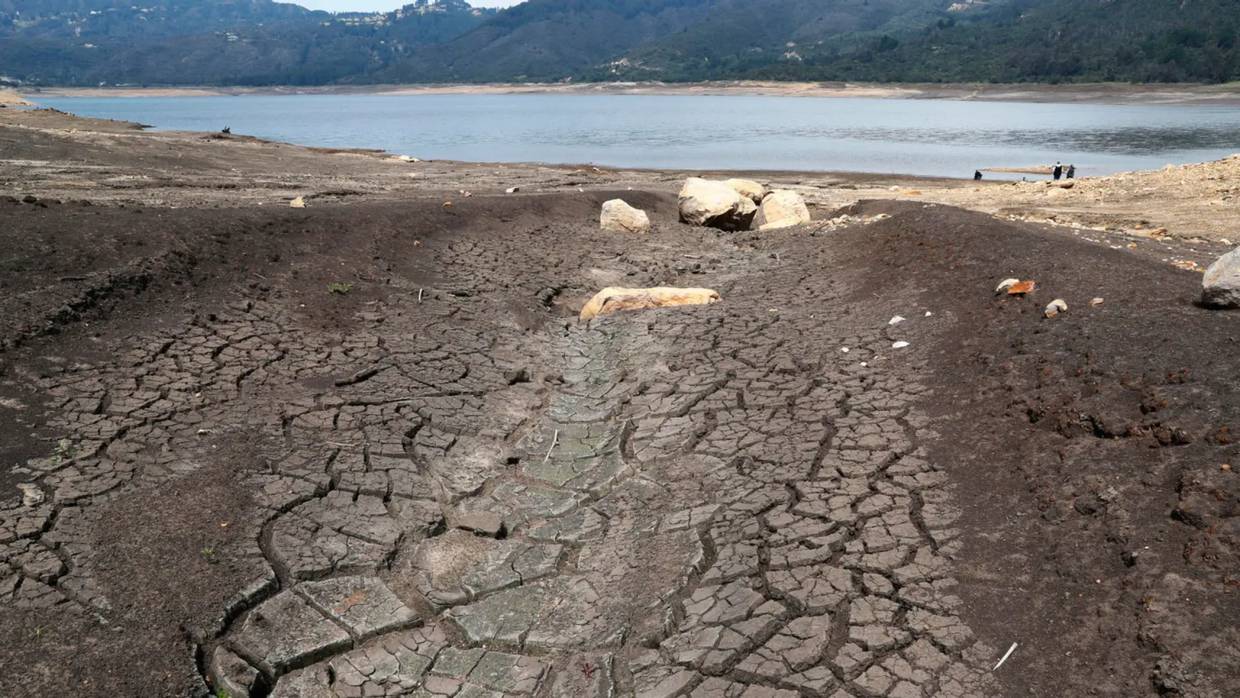 Sequía en embalse de Colombia. Foto de EFE/Carlos Ortega