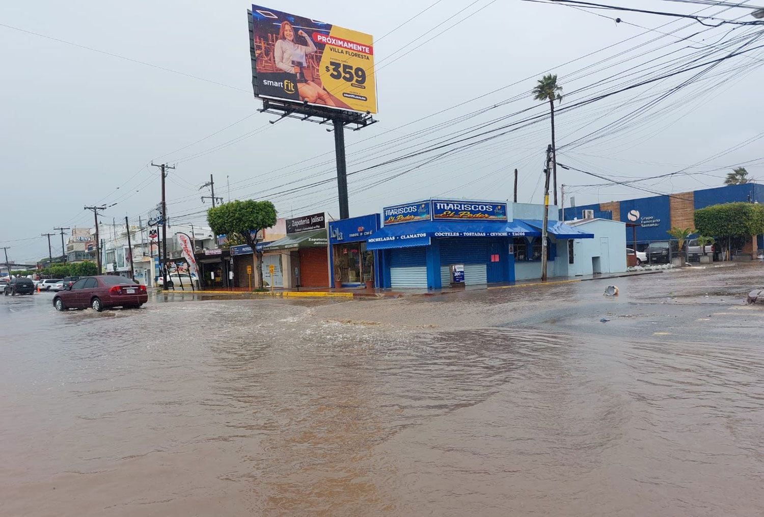 Algunos vialidades aledañas al bulevar Benito Juárez presentan encharcamientos e inundaciones.