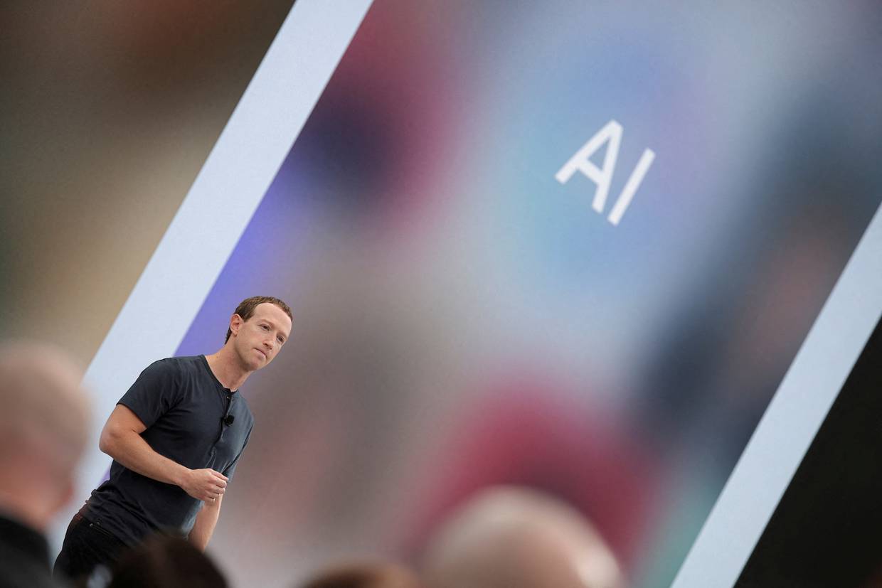 FOTO DE ARCHIVO. El presidente ejecutivo de Meta, Mark Zuckerberg, pronuncia un discurso, mientras las letras AI para inteligencia artificial aparecen en la pantalla, en el evento Meta Connect en la sede de la compañía en Menlo Park, California, EEUU, el 27 de septiembre de 2023. REUTERS/Carlos Barria