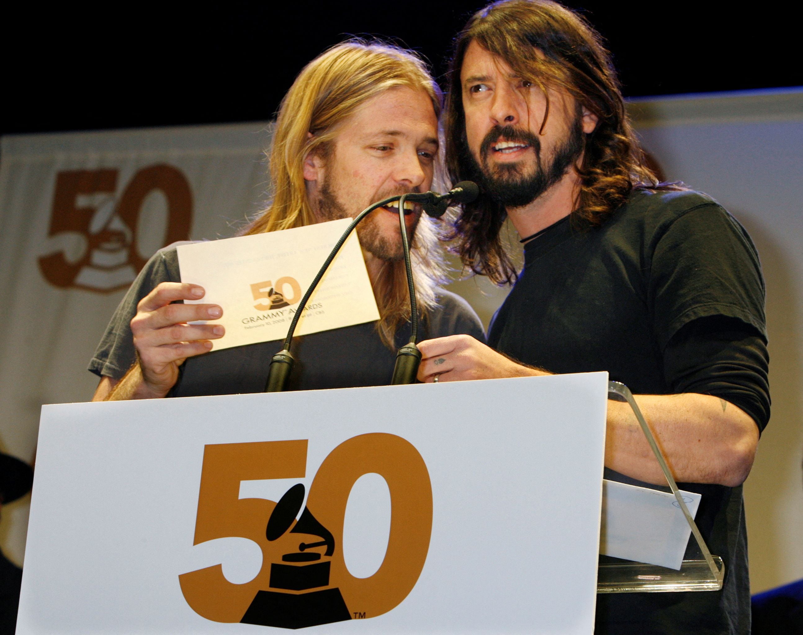 Foto de archivo. Taylor Hawkins y Dave Grohl de los Foo Fighters anuncian algunas de las nominaciones para la 50ª edición de los premios Grammy, en Hollywood, California, Estados Unidos, 6 de diciembre, 2007. REUTERS/Fred Prouser