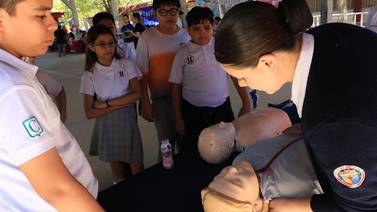 Estudiantes de Enfermería de la Unison llevan Feria de la Salud a escuela secundaria