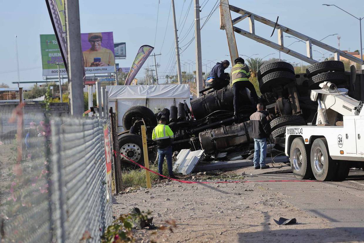 Hombre pierde la vida en volcamiento de trailer rumbo a San Pedro El Saucito