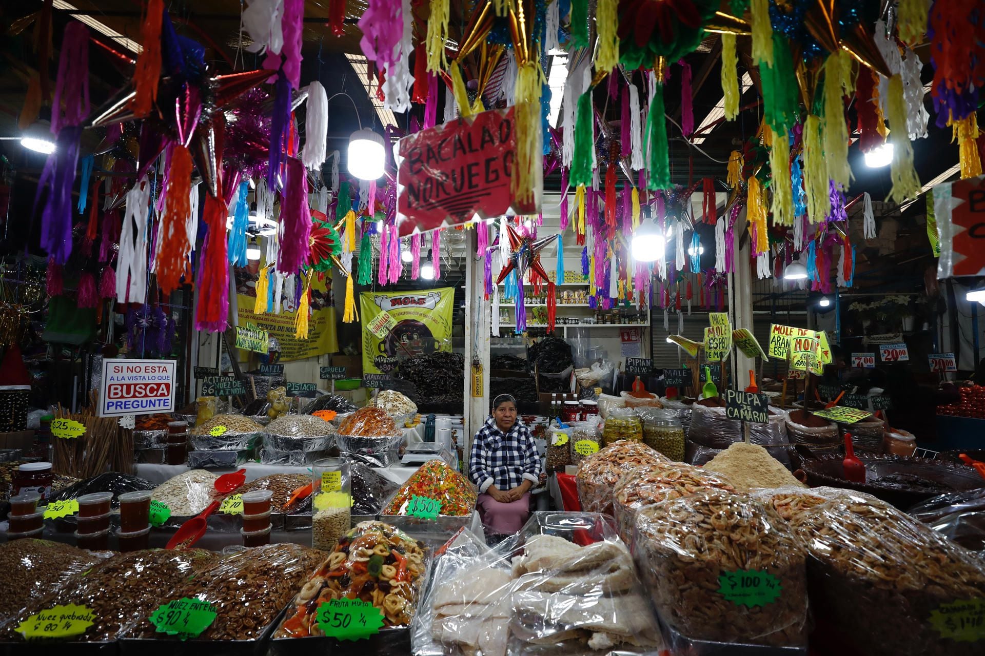 Fotografía de una vendedora en su puesto en el mercado de Jamaica, el 15 de diciembre de 2023, en Ciudad de México (México). EFE/ Sáshenka Gutiérrez
