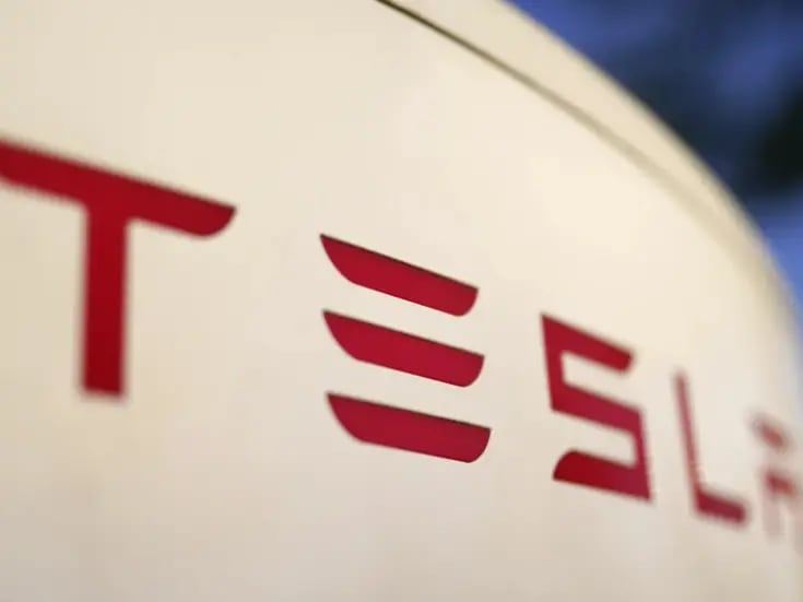 Tesla llega a acuerdo tras demanda legal por muerte de un hombre en un automóvil de conducción autónoma