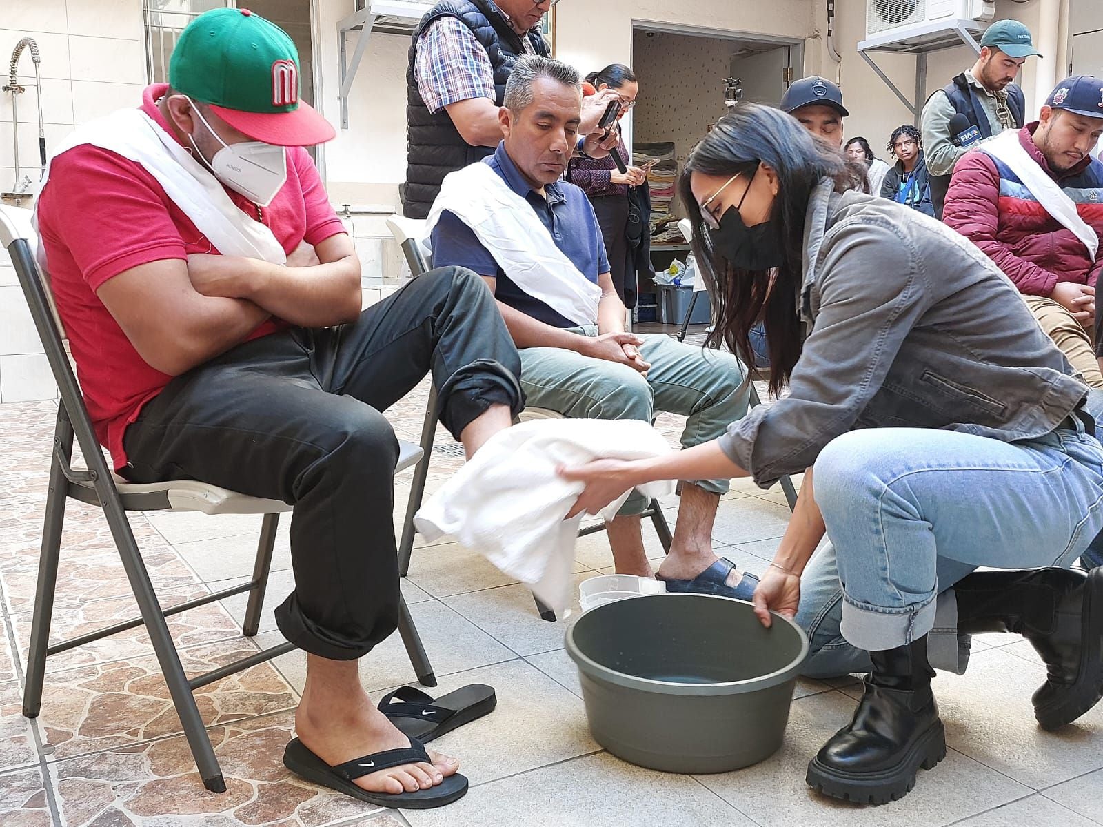 Realizan lavatorio de pies en Casa del Migrante