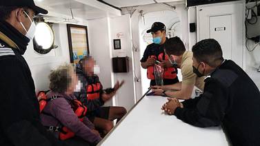 Rescatan a pareja de velero a la deriva en Guerrero Negro