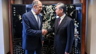 Rusia y China han “dejado casi por completo de usar el dólar en el comercio mutuo”, afirma Lavrov
