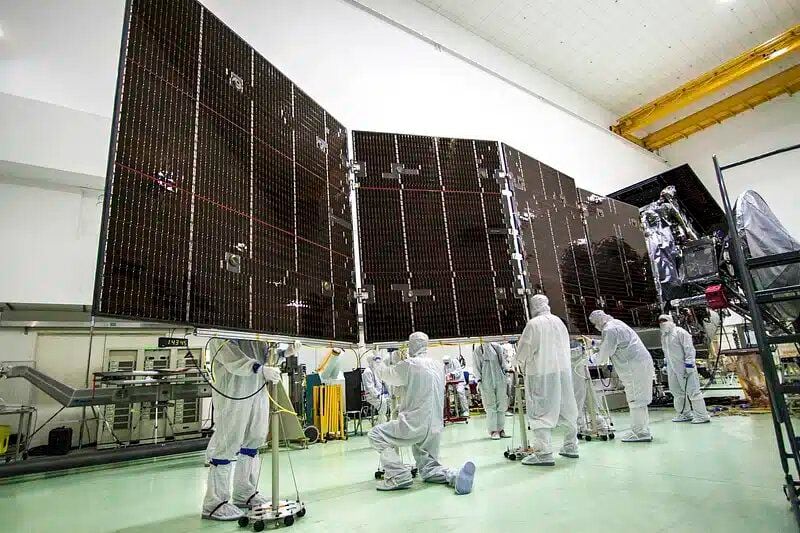 Los paneles solares Europa Clipper de la NASA
