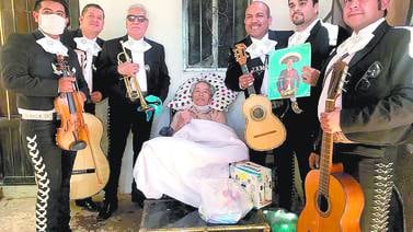 Le llevan serenata y apoyos a cantante Jesús García Cano