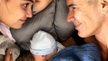 Critican a Fernando Carrillo por cómo duerme a su bebé